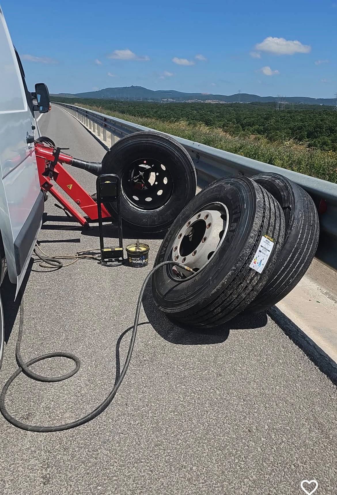 Yol kenarında mobil ekipmanla ağır vasıta lastik hizmeti